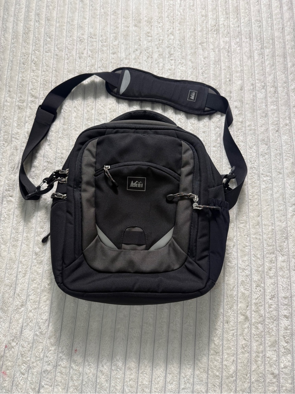 REI Black Gray Unisex Adults Shoulder Bag Zip Closure Adjustable Strap Pockets